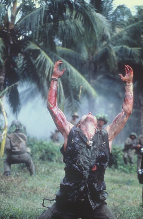 Von seinen eigenen Männern im Stich gelassen, fällt Sergeant Elias (Willem Dafoe, M.) den Vietcong in die Hände ... - Bildquelle: Orion Pictures Corporation