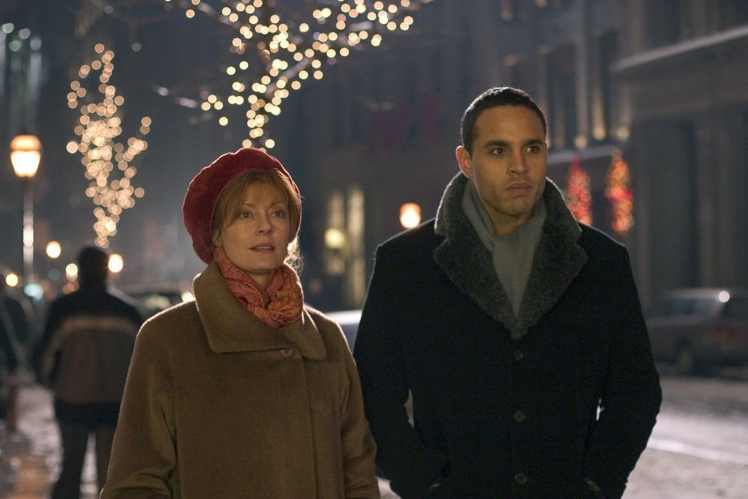 Weihnachten in New York: Marco (Daniel Sunjata, r.) und Rose (Susan Sarandon, l.) ... - Bildquelle: Red Rose Productions LLC