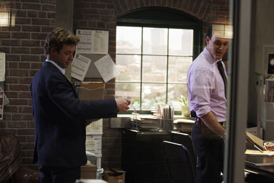 Während Wayne (Owain Yeoman, r.) auf Graces neuen Lover, den Anwalt Dan Hollenbeck, eifersüchtig ist, bekommt Patrick (Simon Baker, l.) eine SMS, mi... - Bildquelle: Warner Bros. Television