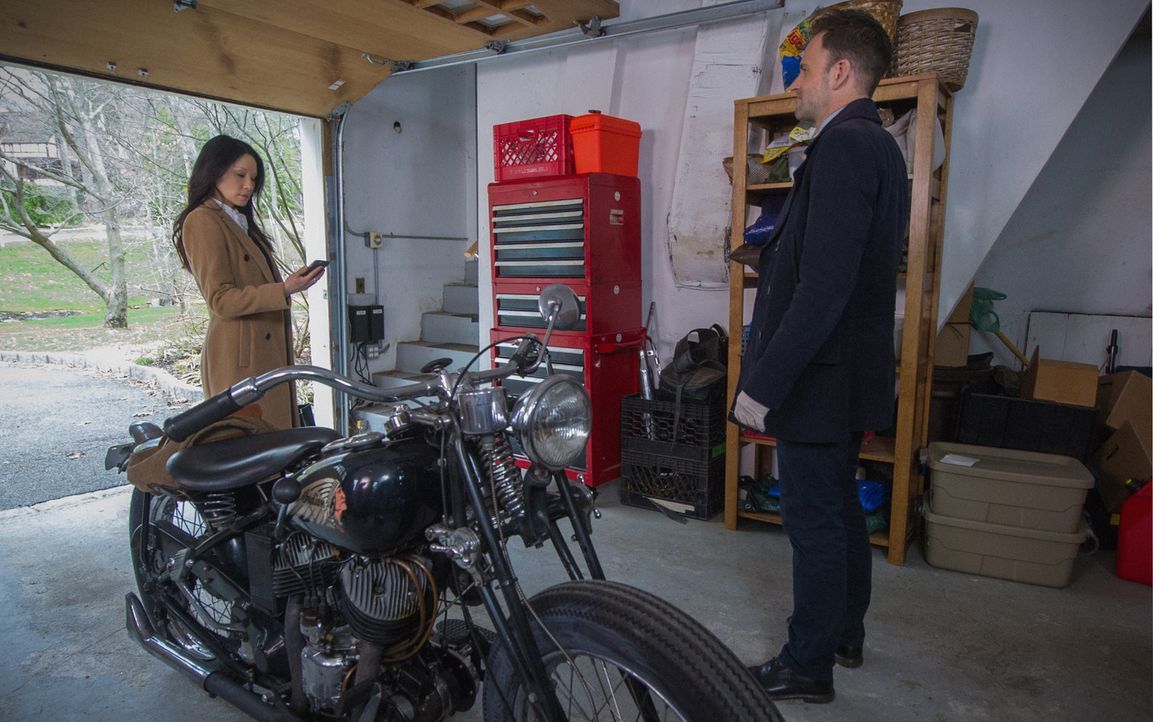 Während Watson (Lucy Liu, l.) mit Holmes (Jonny Lee Miller, r.) einen Doppelmord untersucht, der viele Fragen aufwirft, droht ihr eingeschleuster Sp... - Bildquelle: Jeff Neira 2016 CBS Broadcasting Inc. All Rights Reserved.