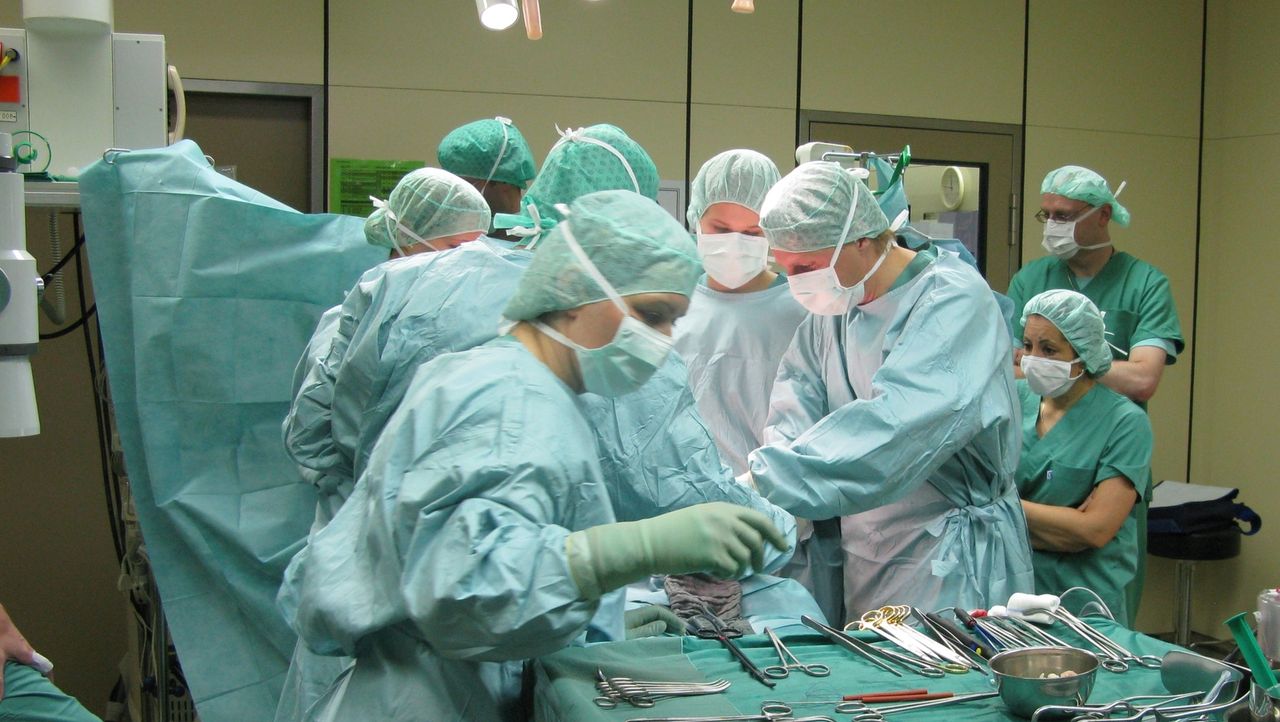 Die Klinik - Ärzte, Helfer, Diagnosen - Die Klinik - Ärzte, Helfer ...