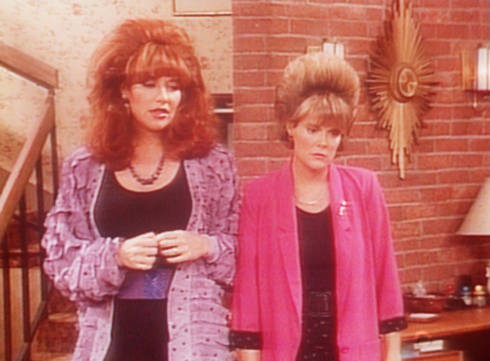 Peggy (Katey Sagal, l.) hat Mitleid, weil der Frisör Marcys (Amanda Bearse, r.) Frisur ruiniert hat. - Bildquelle: Columbia Pictures