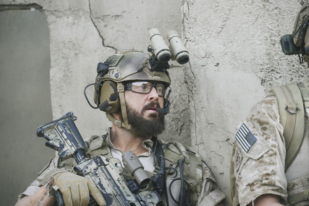 Als das Leben eines Kameraden in Gefahr schwebt, müssen Sonny (A.J. Buckley), Jason und das SEAL Team schnell handeln und sich dabei Befehlen widers... - Bildquelle: Ron Jaffe CBS   2017 CBS Broadcasting, Inc. All Rights Reserved / Ron Jaffe