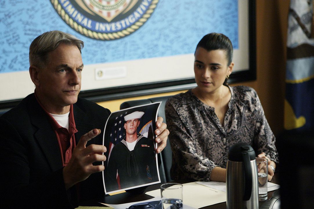 Ermitteln in einem neuen Fall: Gibbs (Mark Harmon, l.) und Ziva (Cote de Pablo, r.) ... - Bildquelle: CBS Television