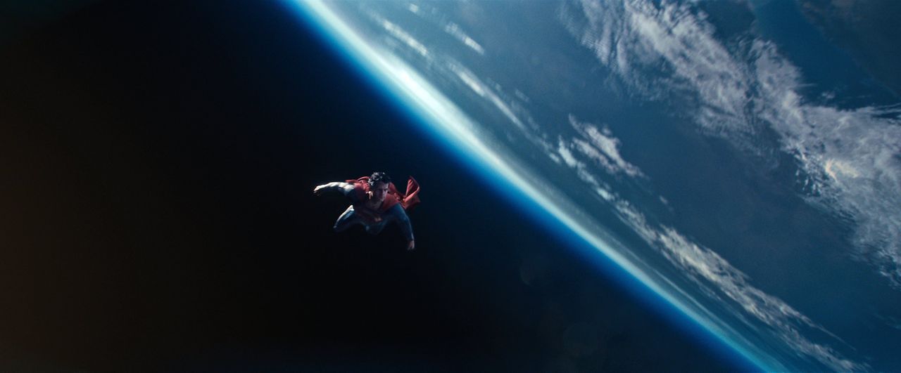 Ist es ein Vogel? Ist es ein Flugzeug? Nein, es ist Superman! Clark Kent (Henry Cavill) muss die Erde vor dem kryptonischen Superbösewicht General Z... - Bildquelle: © 2013 Warner Brothers