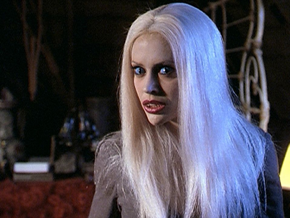 Phoebe (Alyssa Milano) ist von einem Banshee gefasst worden und verwandelt sich auf eine grausame Weise ... - Bildquelle: Paramount Pictures