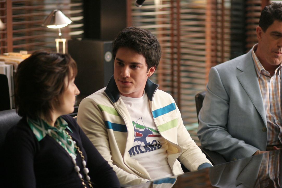 Werden zum Verschwinden von Darnell befragt: Carter Rollins (Michael Trevino, M.) und seine Eltern Sandra (Marianne Ferrari, l.) und Richard (Gregg... - Bildquelle: Warner Bros. Entertainment Inc.