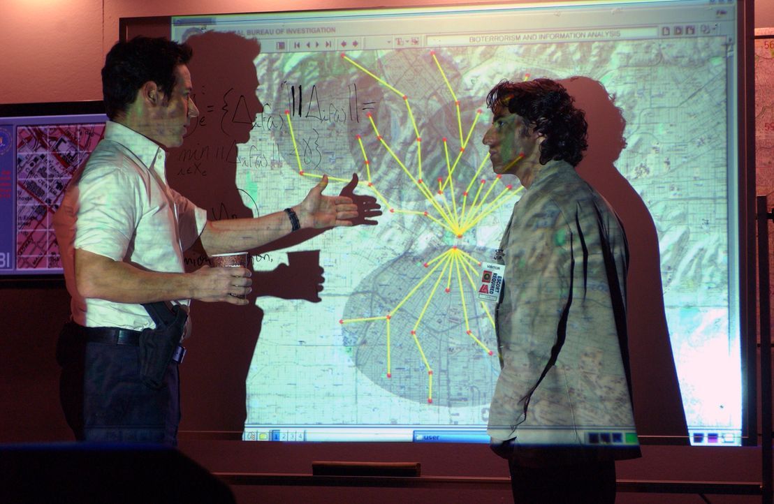 Mit Charlies (David Krumholtz, r.) mathematischen Fähigkeiten sucht Don (Rob Morrow, l.) nach dem Ursprungsort der Seuche und dabei stoßen sie auf... - Bildquelle: Paramount Network Television
