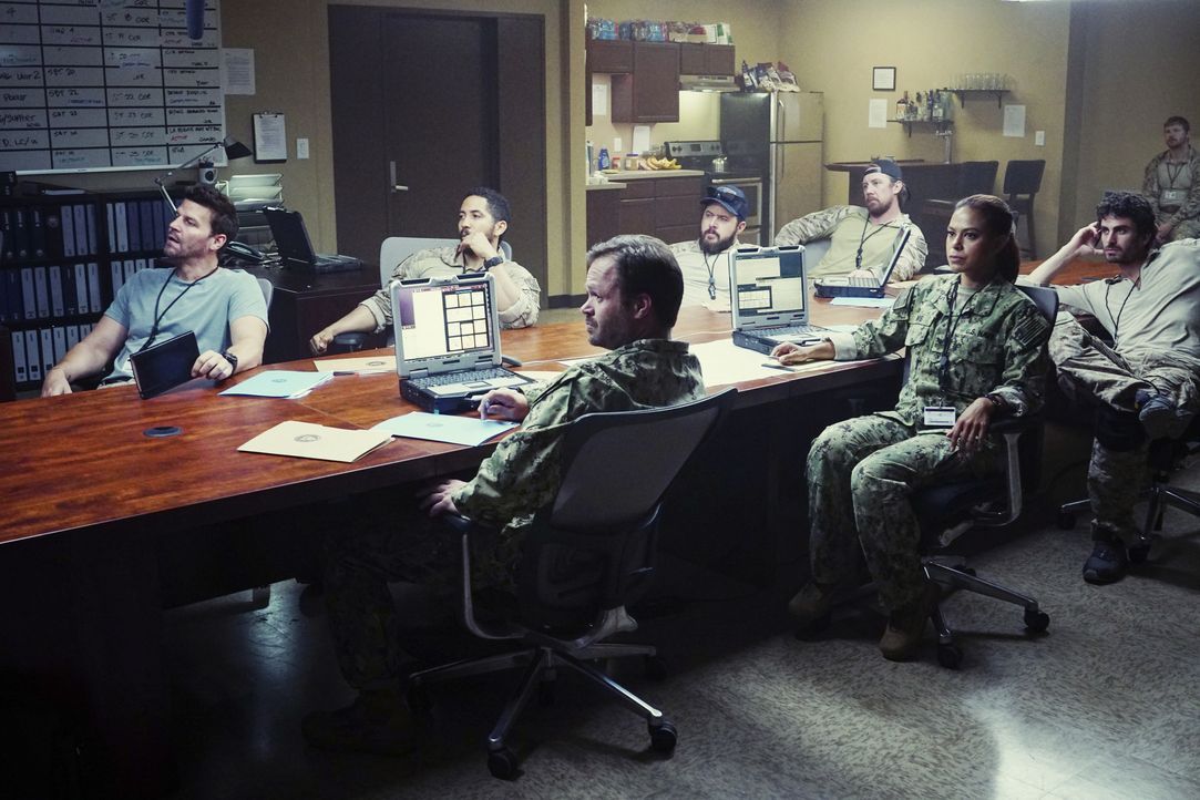 Ein neues Briefing bedeutet für sie eine riskante Herausforderung: (v.l.n.r.) Jason Hayes (David Boreanaz), Ray Perry (Neil Brown Jr.), Blackburn (J... - Bildquelle: Monty Brinton Monty Brinton/CBS   2017 CBS Broadcasting, Inc. All Rights Reserved. / Monty Brinton