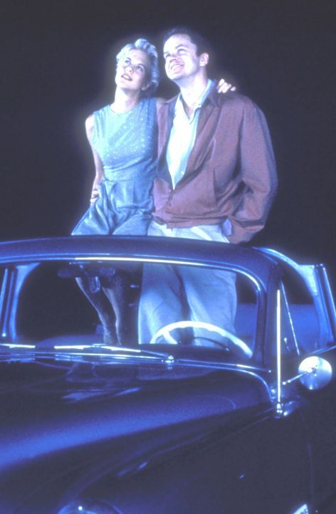 Schon bald verliebt sich Catherine (Meg Ryan, l.) in das Physik-Genie Ed (Tim Robbins, r.), der sich darüber jedoch nur halbherzig freuen kann. Was... - Bildquelle: Paramount Pictures