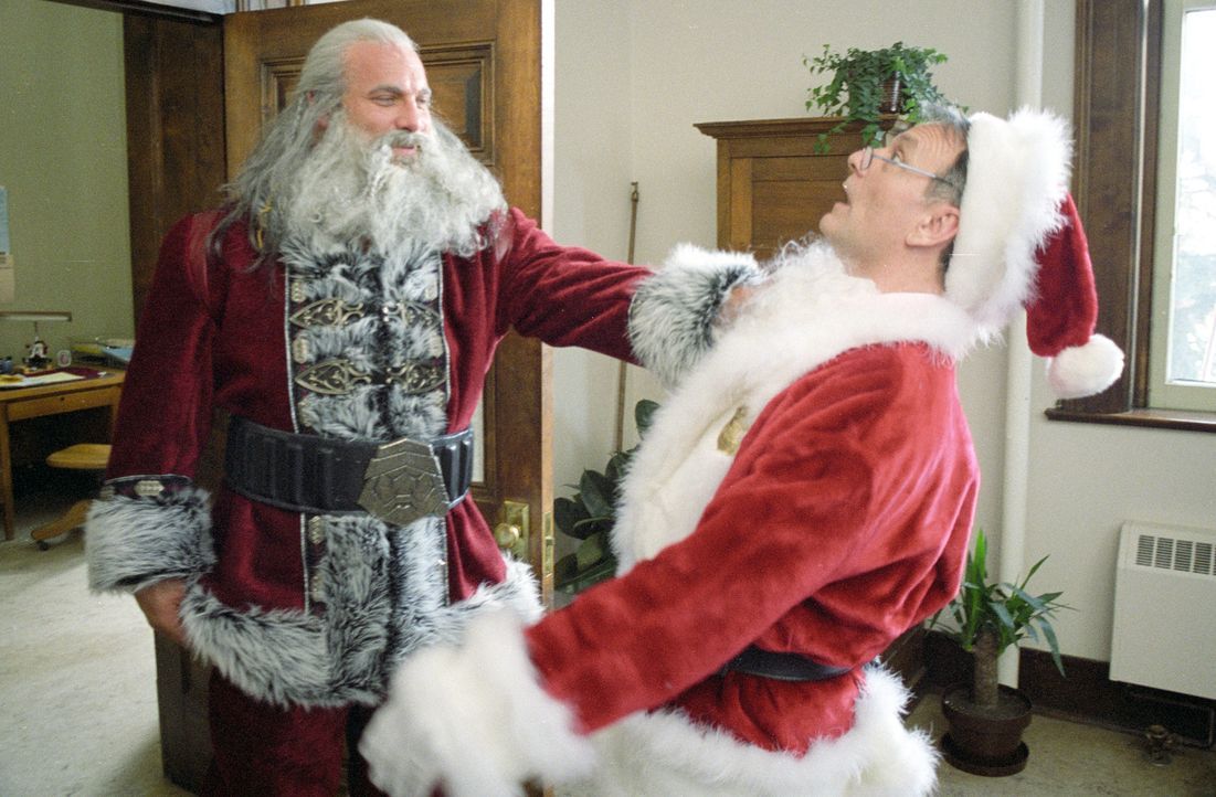 Santa Claus (Bill Goldberg, l.) ist in Wahrheit der Sohn des Teufels, der vor langer Zeit eine Wette gegen einen Engel verloren hat und daraufhin ge... - Bildquelle: E.M.S. New Media AG