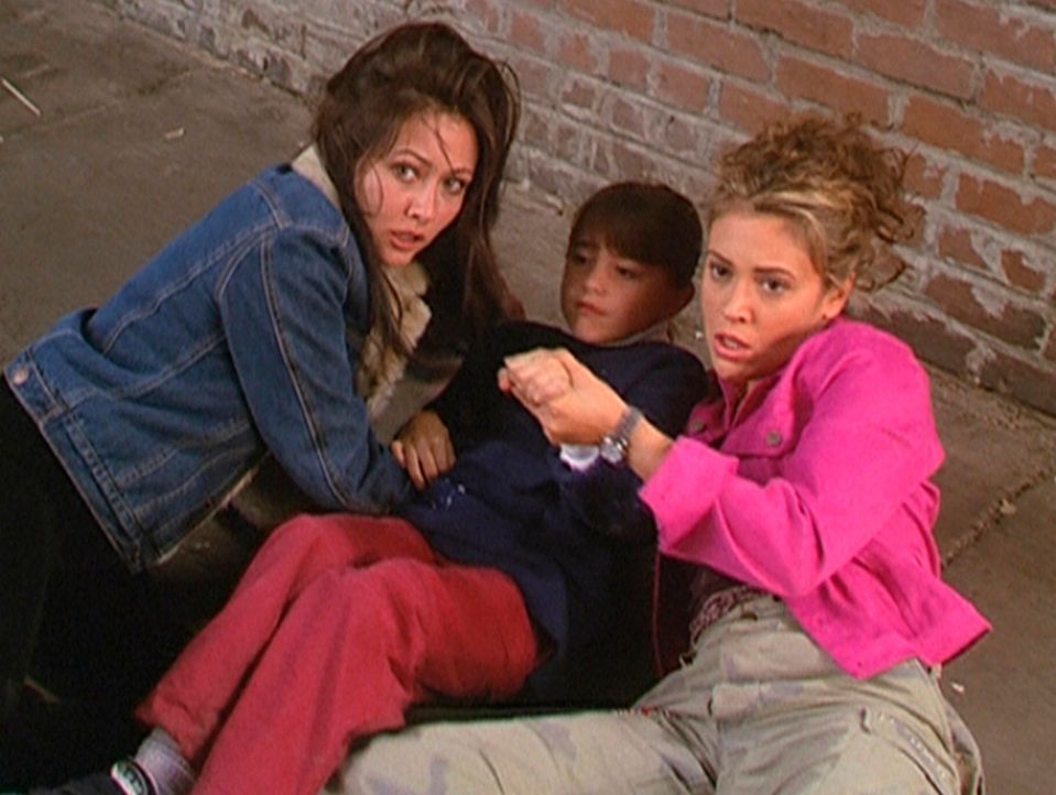 Noch glauben Prue (Shannen Doherty, l.) und Phoebe (Alyssa Milano, r.), ein Kind vor einem Dämon gerettet zu haben. - Bildquelle: Paramount Pictures