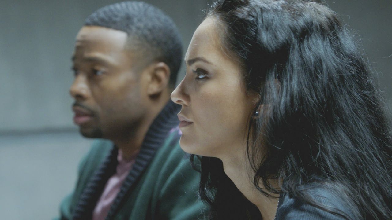 Schmieden einen Plan, um den Auftragskiller Murdoc auszutricken und an Informationen zu kommen: Bozer (Justin Hires, l.) und Riley (Tristin Mays, r.... - Bildquelle: 2016 CBS Broadcasting, Inc. All Rights Reserved