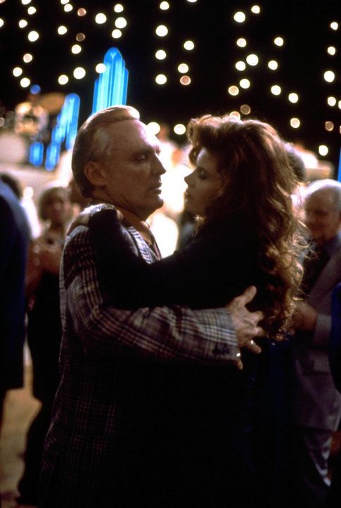 Callgirl Vikki (Lolita Davidovich, r.) und Gangster Red (Dennis Hopper, l.) beim Tanzabend ... - Bildquelle: Warner Bros.