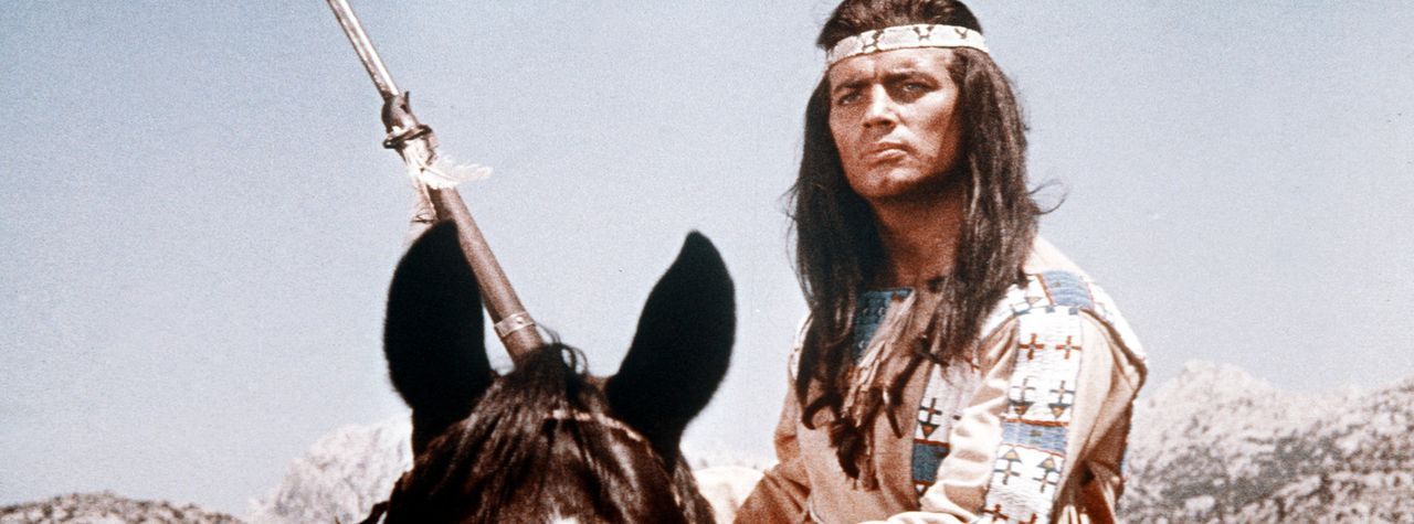 Der mutige Apachenhäuptling Winnetou (Pierre Brice) kämpft für die Freiheit seines Volkes und das Land der Apachen. Aber auch er ist vor dem Tod... - Bildquelle: Columbia Pictures