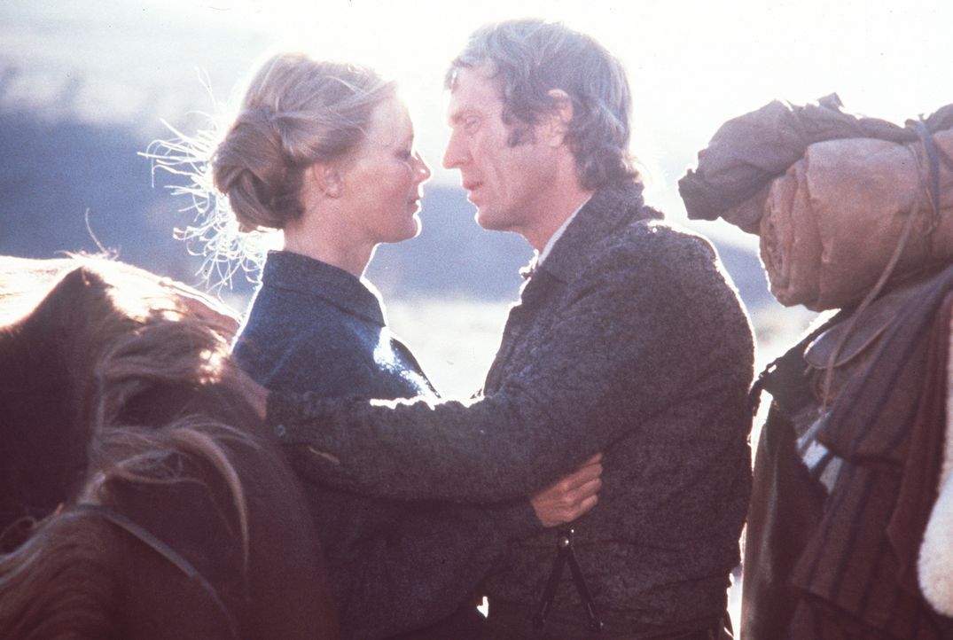 Zwischen der Lehrerin Glendolene (Linda Evans, l.) und Tom Horn (Steve McQueen, r.) entwickelt sich eine leidenschaftliche Romanze ...