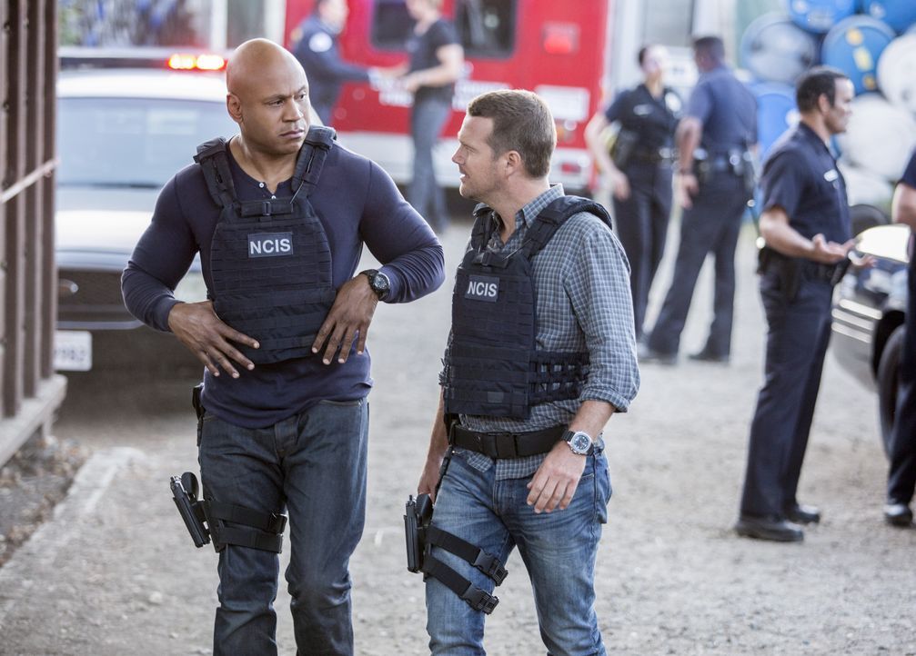 Nachdem ein Hausmeister das Leben des Navy Commander George Owens gerettet hat, enthüllt das NCIS-Team um Sam (LL Cool J, l.) und Callen (Chris O'Do... - Bildquelle: Erik Voake 2016 CBS Broadcasting, Inc. All Rights Reserved. / Erik Voake