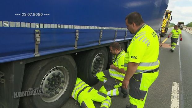 Achtung Kontrolle - Achtung Kontrolle! - Thema U.a.: Lkw-unfall Im Reiseverkehr - Abschlepper Bauereiß
