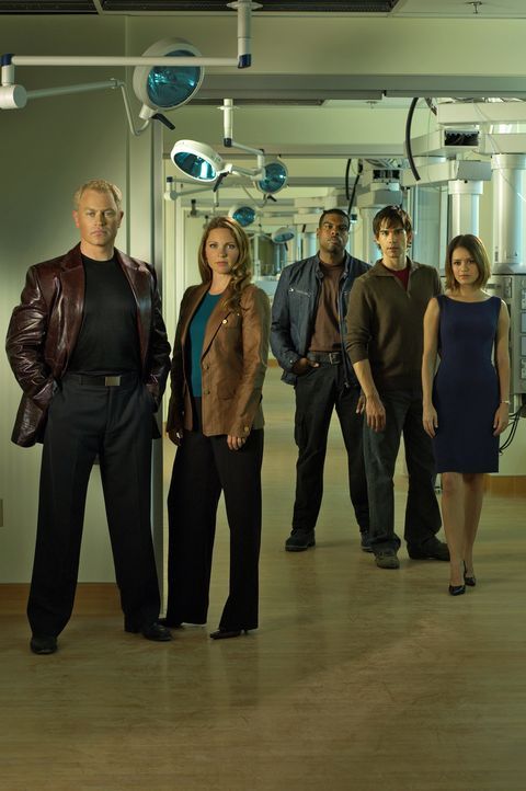 (1. Staffel) - Im Auftrag der Gesundheit unterwegs: Dr. Stephen Connor (Neal McDonough, l.), Dr. Natalie Durant (Kelli Williams, 2.v.l.), Frank Powe... - Bildquelle: CBS Television