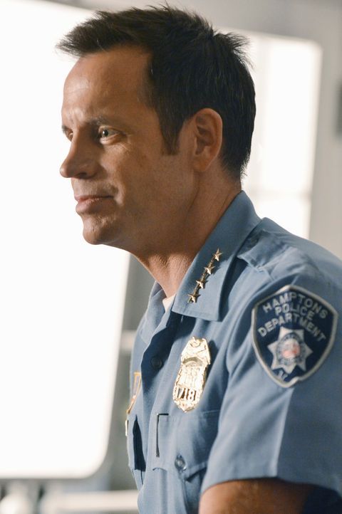 Der ehrgeizige Polizist Chief Brady (David Burke) ist stolz, endlich an einem richtigen Mordfall arbeiten zu dürfen ... - Bildquelle: 2012 American Broadcasting Companies, Inc. All rights reserved.