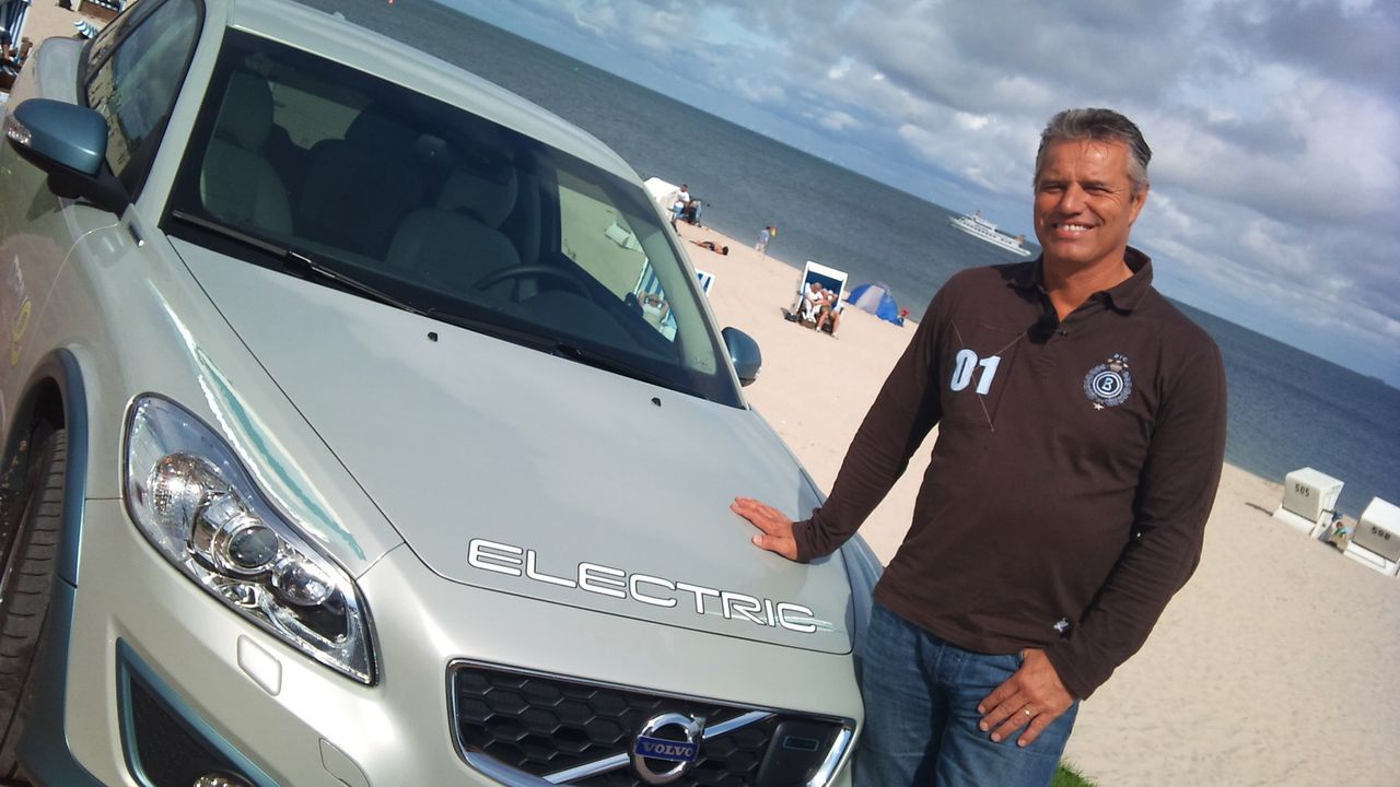 Jan Stecker testet den neuen Volvo C 30 Electric. - Bildquelle: kabel eins