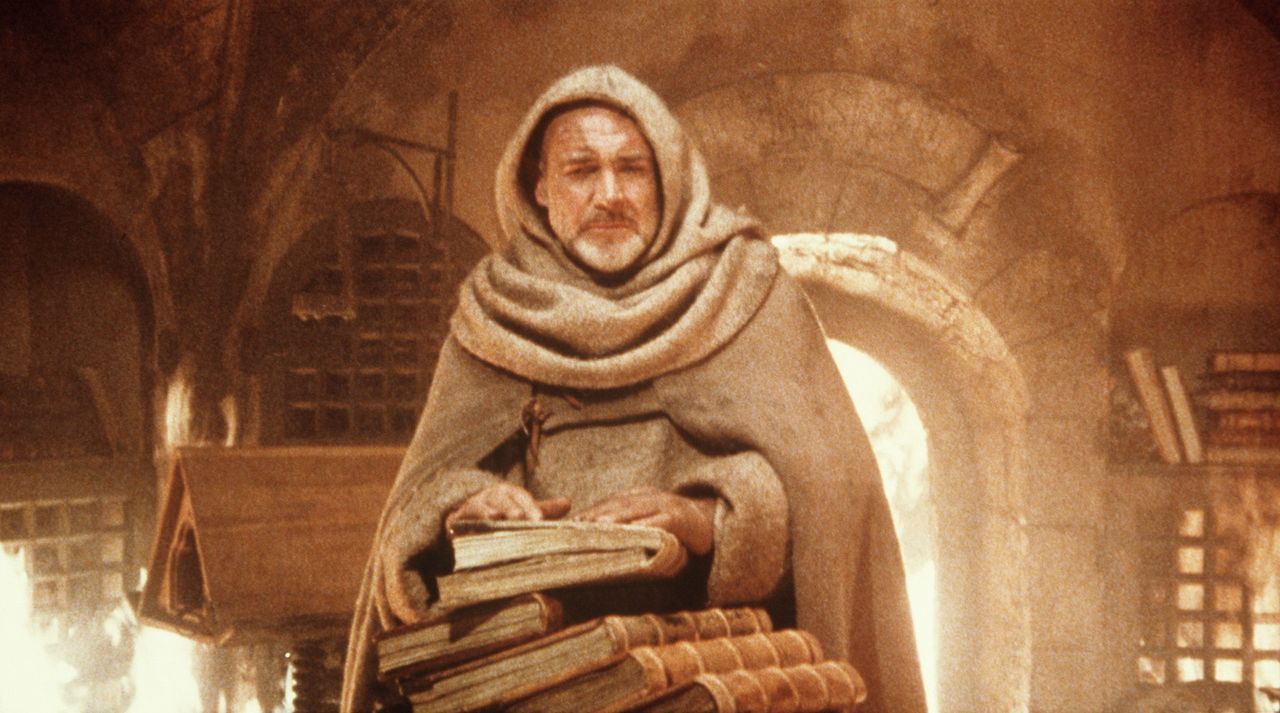 Die Bibliothek steht in Flammen: William von Baskerville (Sean Connery) versucht, einige der Schriftstücke aus der Flammenhölle zu retten ... - Bildquelle: Constantin Film