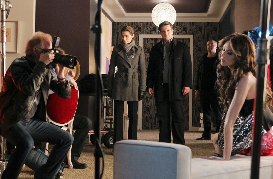 Kate Beckett (Stana Katic, 2.v.l.) und Richard Castle (Nathan Fillion, 3.v.r.) statten Reality-TV-Star Kay Cappuccio (Hilarie Burton, r.) einen Besu... - Bildquelle: ABC Studios