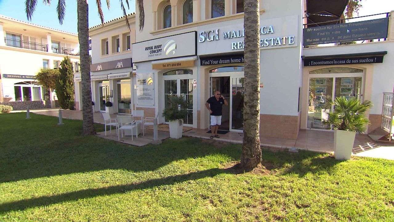 Während andere am Strand von Mallorca Urlaub machen, versucht er dort täglich, exklusive Immobilien zu verkaufen: Makler Hermann ... - Bildquelle: kabel eins