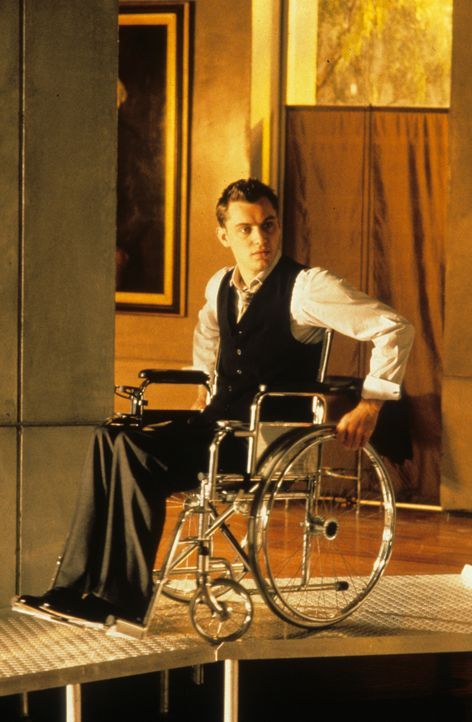 Als perfekter Mensch geplant und in der Retorte gezüchtet, doch seit einem Unfall ist Jerome Morrow (Jude Law) an den Rollstuhl gefesselt ... - Bildquelle: Columbia Pictures