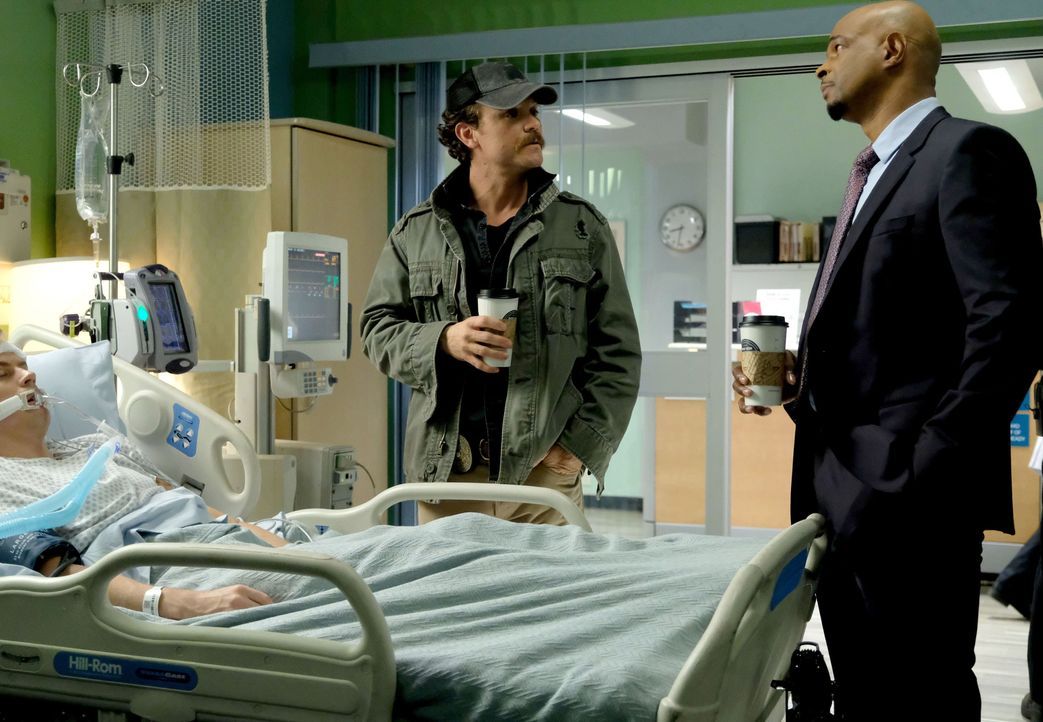 Seit der Verdächtige nach einer von Riggs (Clayne Crawford, l.) und Murtaugh (Damon Wayans, r.) durchgeführten Verfolgungsjagd von einem Taxi angefa... - Bildquelle: Warner Brothers