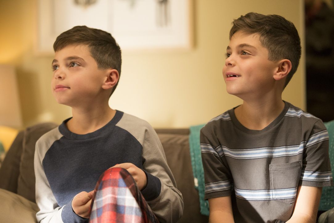 Lauras Kinder, Nicholas (Charlie Reina, l.) und Harrison (Vincent Reina, r.), freuen sich über den Besuch ihres Opas - ihre Mutter nicht so sehr .... - Bildquelle: 2015 Warner Bros. Entertainment, Inc.