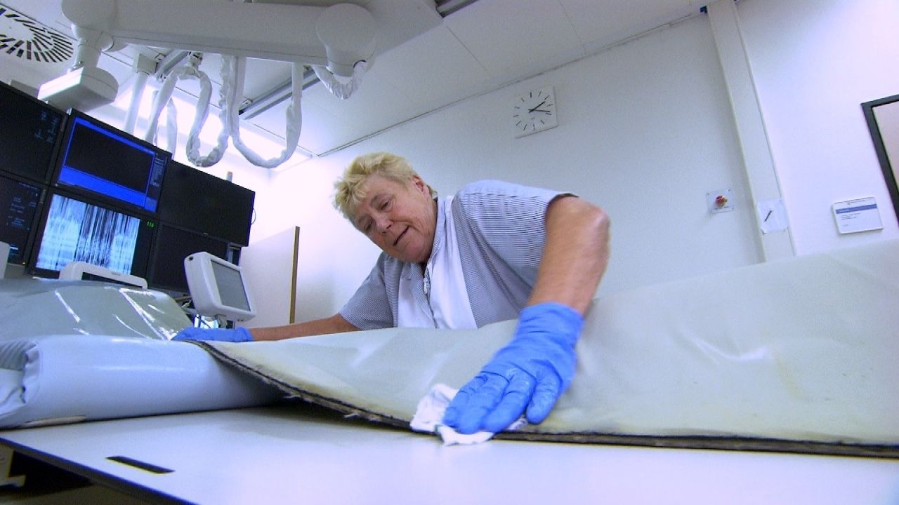 Die Frau für Sauberkeit und Hygiene: Kein Eingriff und keine OP kann beginnen, bevor Ilse Schaub das Herzkatheter-Labor nicht nur auf Hochglanz gebr... - Bildquelle: Kabel Eins