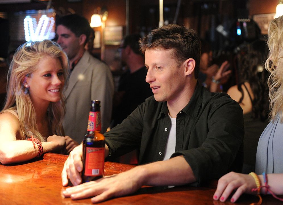 In einer Bar wird Jamie (Will Estes, r.) von Mandy (Cassidy Gifford, l.) angebaggert, was ihr Freund ganz und gar nicht witzig findet ... - Bildquelle: 2011 CBS Broadcasting Inc. All Rights Reserved