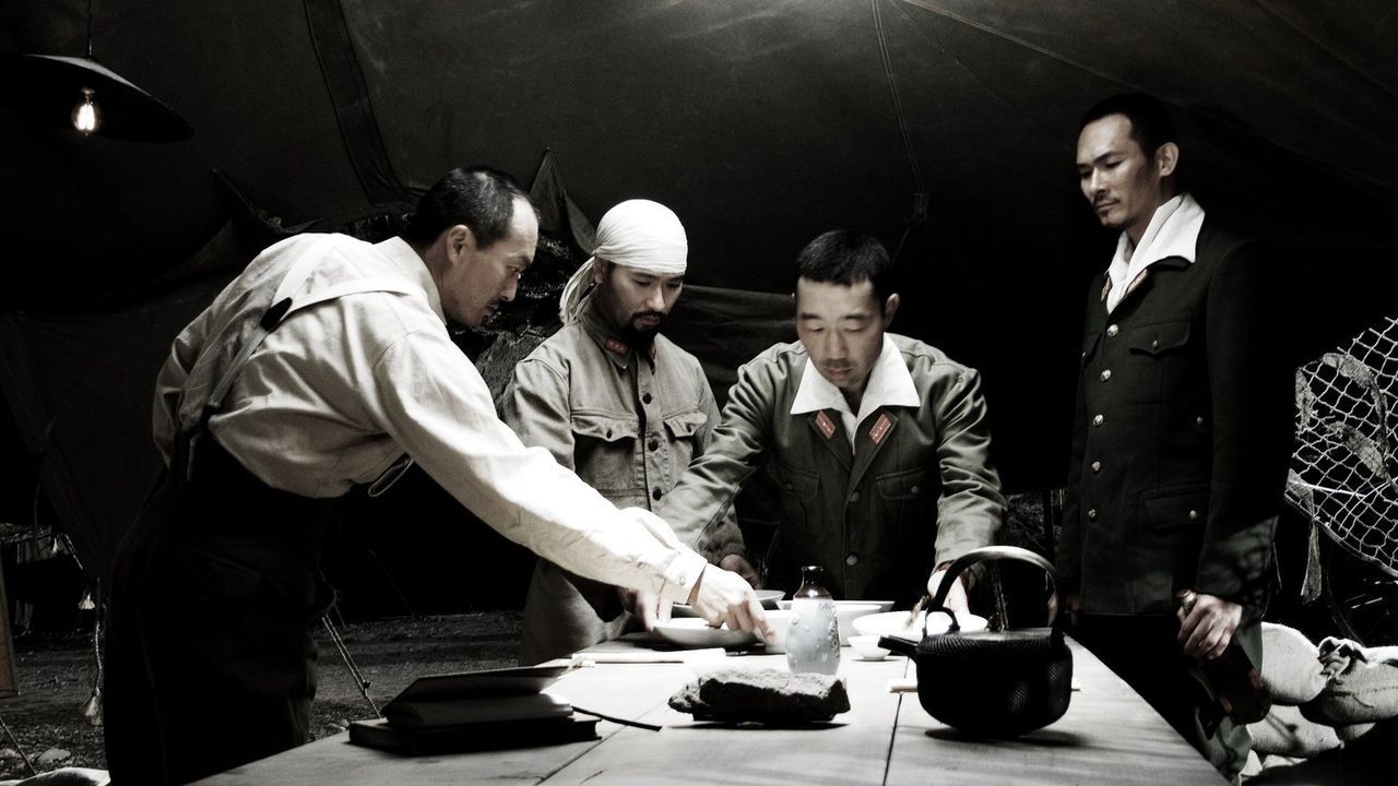 General Tadamichi Kuribayashi (Ken Watanabe, l.), Lieutenant Fujita (Hiroshi Watanabe, 2.v.r.) und Baron Nishi (Tsuyoshi Ihara, r.) besprechen die w... - Bildquelle: Warner Bros.