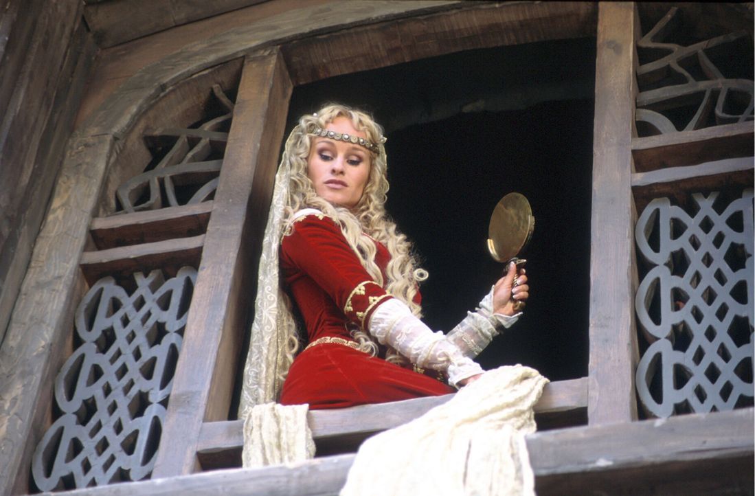 Die eitle Prinzessin Kriemhild (Dorkas Kiefer) hat Siegfried den Kopf verdreht &#8211; er würde alles für sie tun und das weiß sie auch &#8230; - Bildquelle: Constantin Film