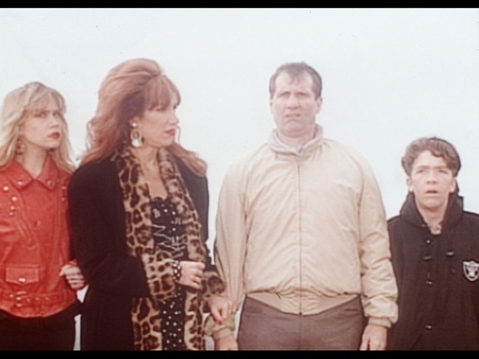 (v.l.n.r.) Kelly (Christina Applegate), Peggy (Katey Sagal), Al (Ed O'Neill) und Bud (David Faustino) sind auf der Flucht vor den blutrünstigen Bew... - Bildquelle: Columbia Pictures