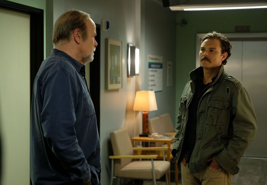 Riggs (Clayne Crawford, r.) fällt es schwer, Berufliches und Privates zu trennen, als sein Vater (Rex Linn, l.) sich bei einem Fall behilflich zeigt... - Bildquelle: Warner Brothers