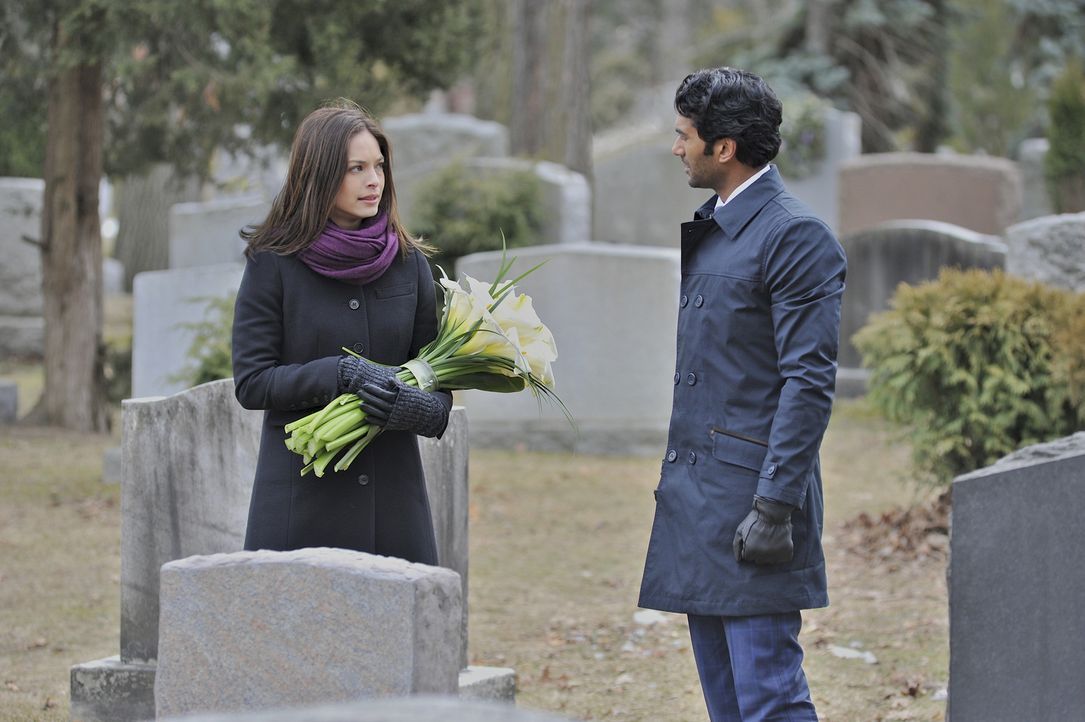 Zu Catherines (Kristin Kreuk, l.) Überraschung steht Gabe (Sendhil Ramamurthy, r.) vor dem Grab ihrer Mutter ... - Bildquelle: 2012 The CW Network, LLC. All rights reserved.