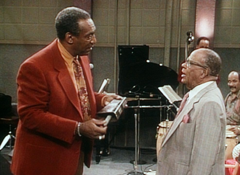 Cliff (Bill Cosby, l.) lässt sich von dem legendären Musiker Mario Bauza einige afrikanische Instrumente erklären. - Bildquelle: Viacom