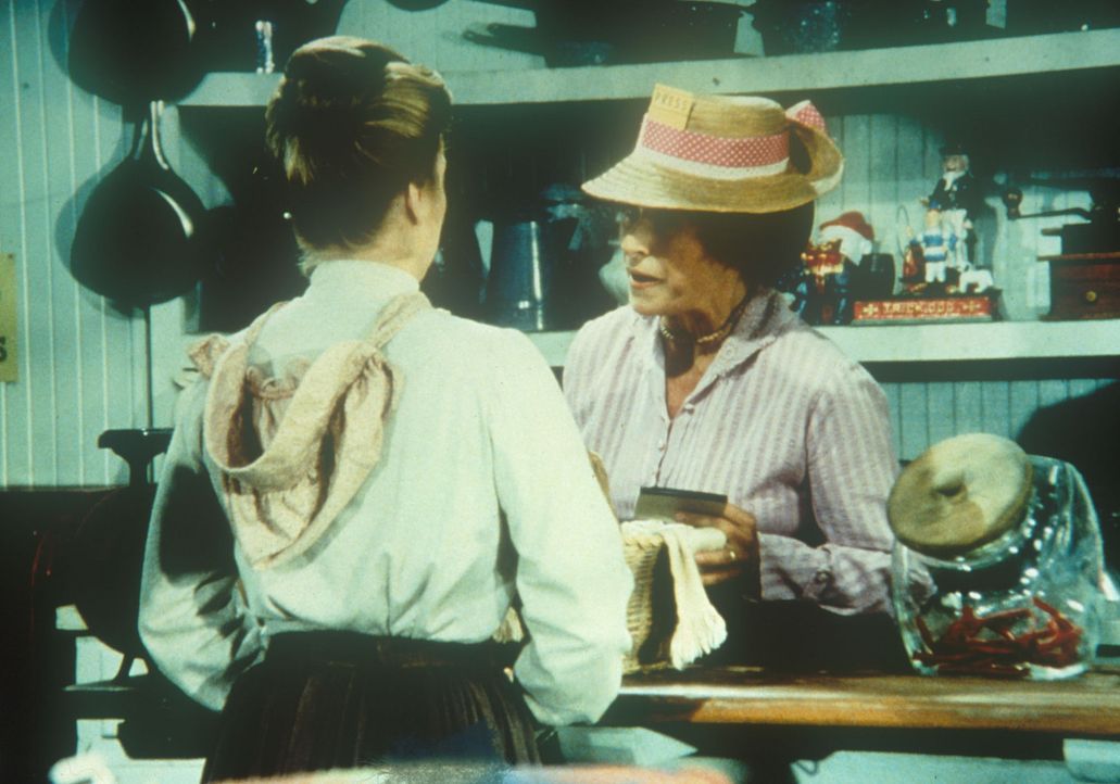Mrs. Oleson (Katherine MacGregor, r.) stellt fest, dass Alice (Hersha Parady, l.) schon wieder anschreiben lassen möchte. - Bildquelle: Worldvision
