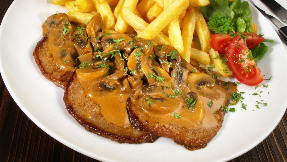 Jägerschnitzel mit Champignon-Rahmsauce und Pommes frites