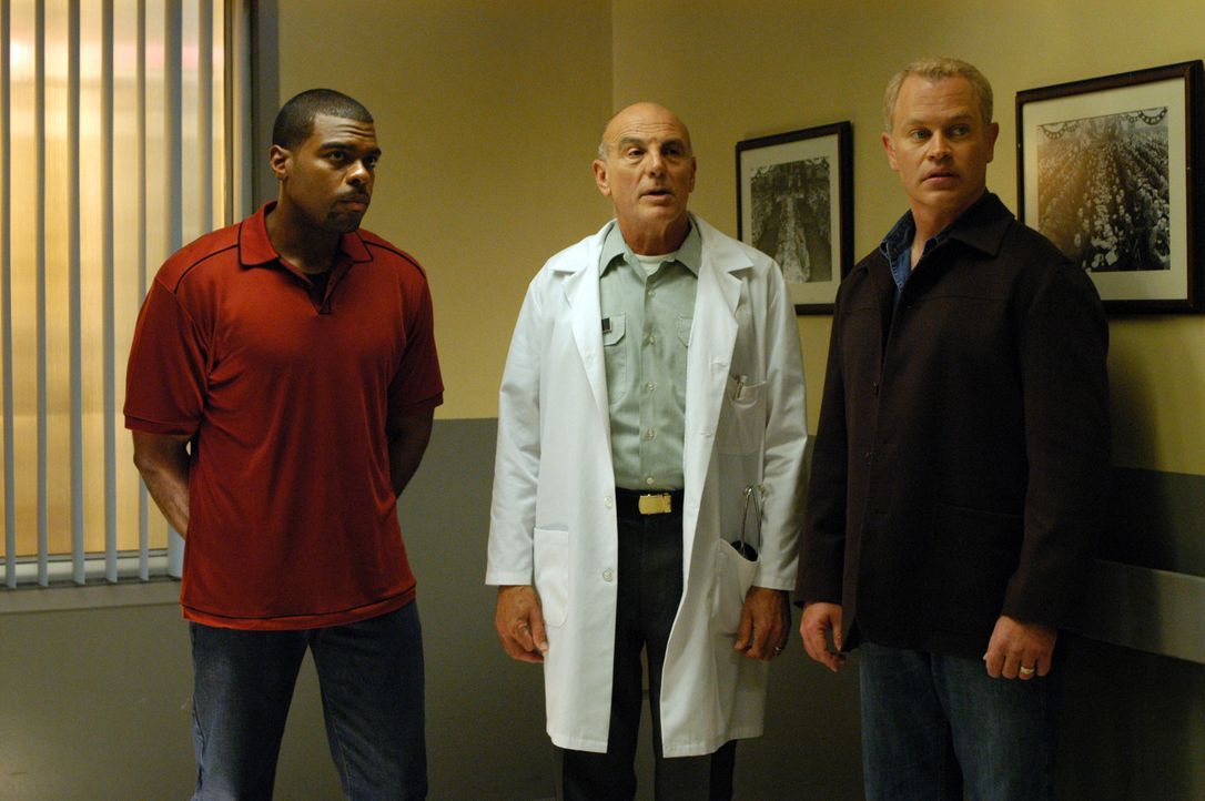 Frank Powell (Troy Winbush, l.), LT. Col.Bartek (Carmen Argenziano, M.) und Dr. Stephen Connor (Neal McDonough, r.) versuchen die Ursache der Erkran... - Bildquelle: CBS Television