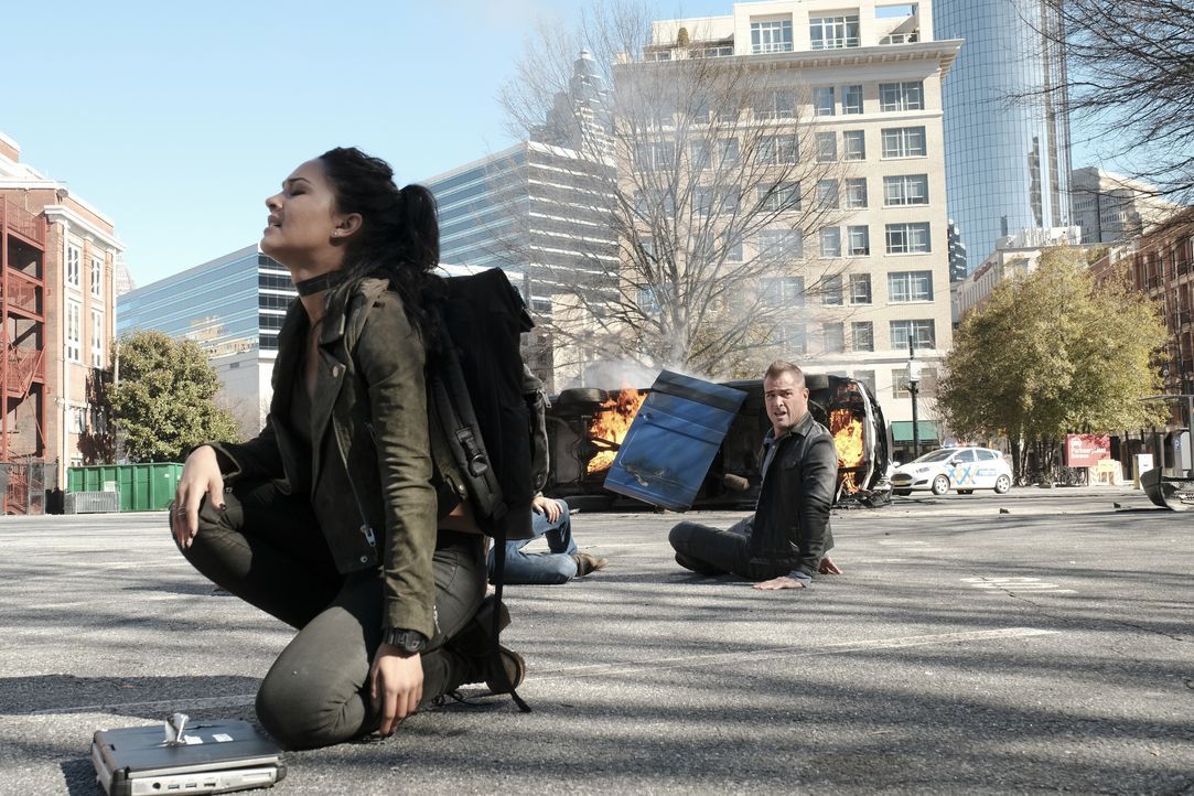 Riley (Tristin Mays, l.) Jack (George  Eads, r.), MacGyver und Bozer müssen untertauchen, nachdem die holländischen Behörden glauben, dass sie die T... - Bildquelle: Guy D'Alema 2017 CBS Broadcasting, Inc. All Rights Reserved / Guy D'Alema