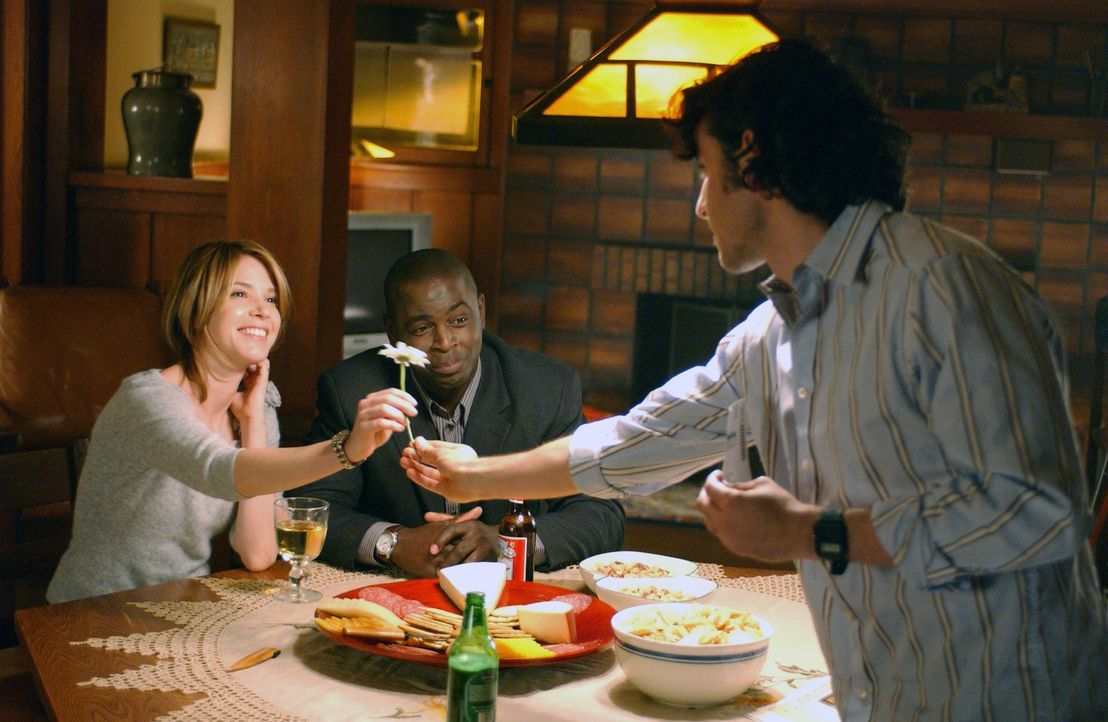 Ein gemütliches Abendessen: Terry (Sabrina Lloyd, l.), David (Alimi Ballard, M.) und Charlie (David Krumholtz, r.) ... - Bildquelle: Paramount Network Television