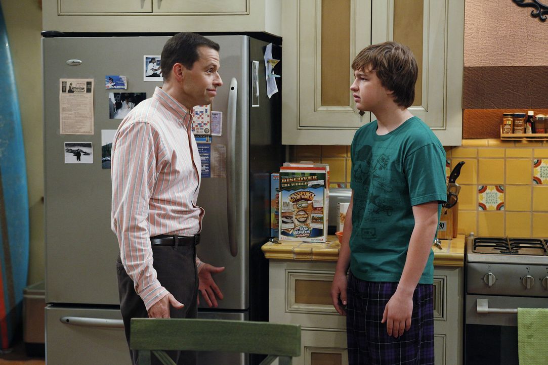 Alan (Jon Cryer, l.) und Charlie beobachten zwei Mädchen, die sich morgens aus Jakes (Angus T. Jones, r.) Zimmer schleichen. Sein Vater stellt ihn... - Bildquelle: Warner Bros. Television