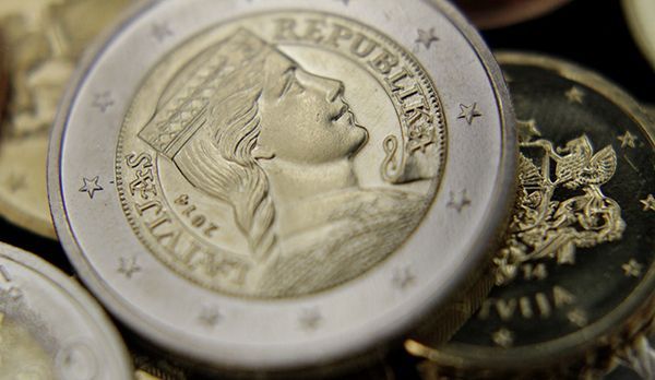 Lettisches Geld - Bildquelle: dpa