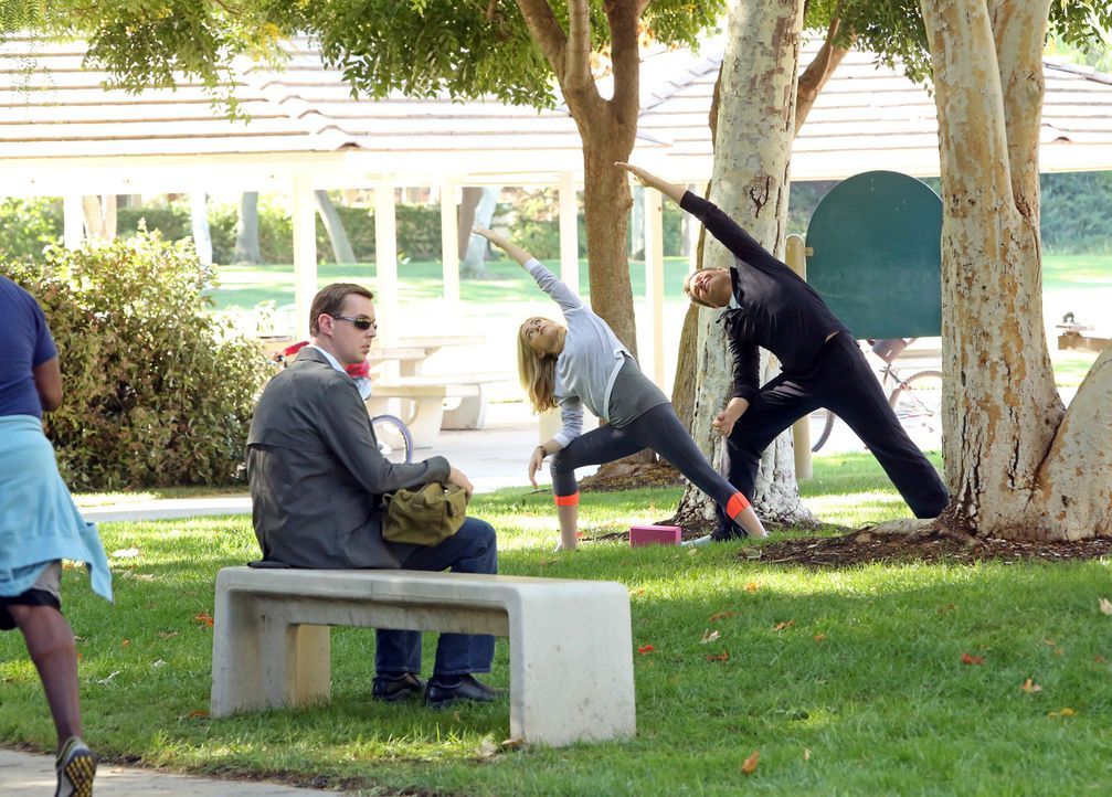 Versuchen, den Mörder von Dr. Valerie Barnes zu finden und ermitteln deshalb undercover: McGee (Sean Murray, l.), Tony (Michael Weatherly, r.) und E... - Bildquelle: 2014 CBS Broadcasting, Inc. All Rights Reserved