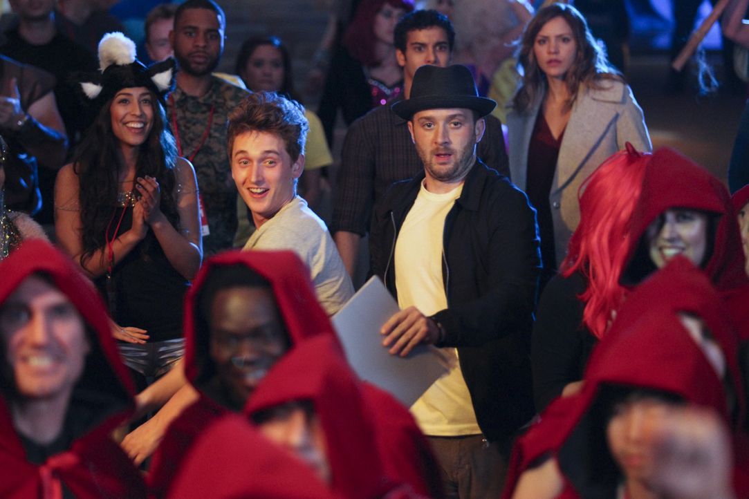 Als Walter (Elyes Gabel, hinten l.) und Paige (Katharine McPhee, hinten r.) schon glauben, den Programmierer verloren zu haben, hat Toby (Eddie Kaye... - Bildquelle: Sonja Flemming 2014 CBS Broadcasting, Inc. All Rights Reserved / Sonja Flemming