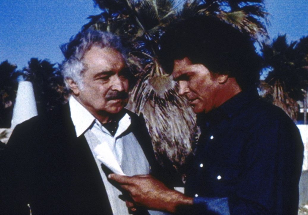 Jonathan (Michael Landon, r.) ist traurig, als ihm Hadajak mitteilt, dass er den Lauf des Films - und somit den Lauf der Geschichte - nicht ändern... - Bildquelle: Worldvision Enterprises, Inc.