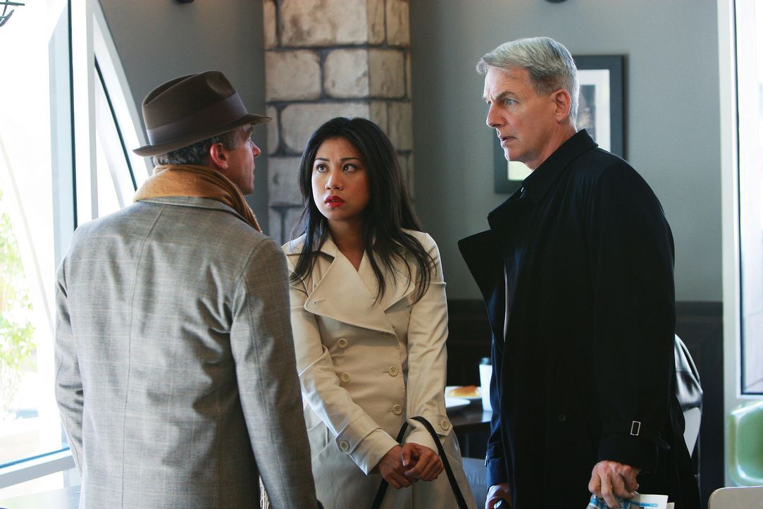 NCIS Special Agent Michelle Lee (Liza Lapira, M.) und Gibbs (Mark Harmon, r.) versuchen bei einem Gespräch mit Ted Bankston (David Eigenberg, l.) he... - Bildquelle: CBS Television